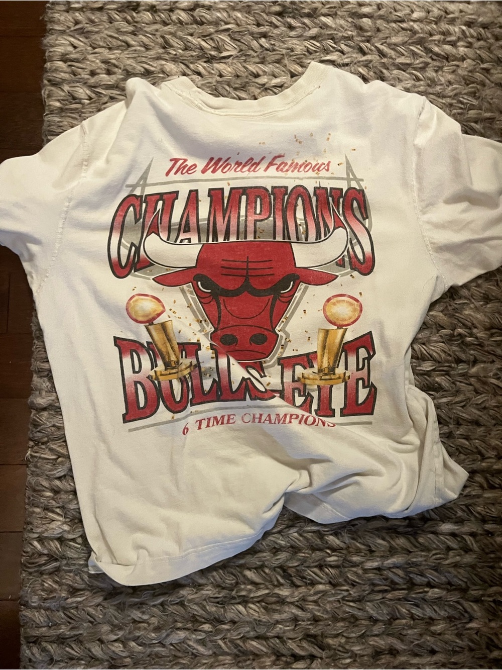 Abercrombie & Fitch White Chicago Bulls '6x Champions' Graphic Tee - Picture 3 of 3